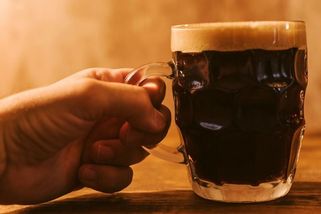 Černou čubku v názvu hospody nahradí chrt, místní ale protestují - Novinky